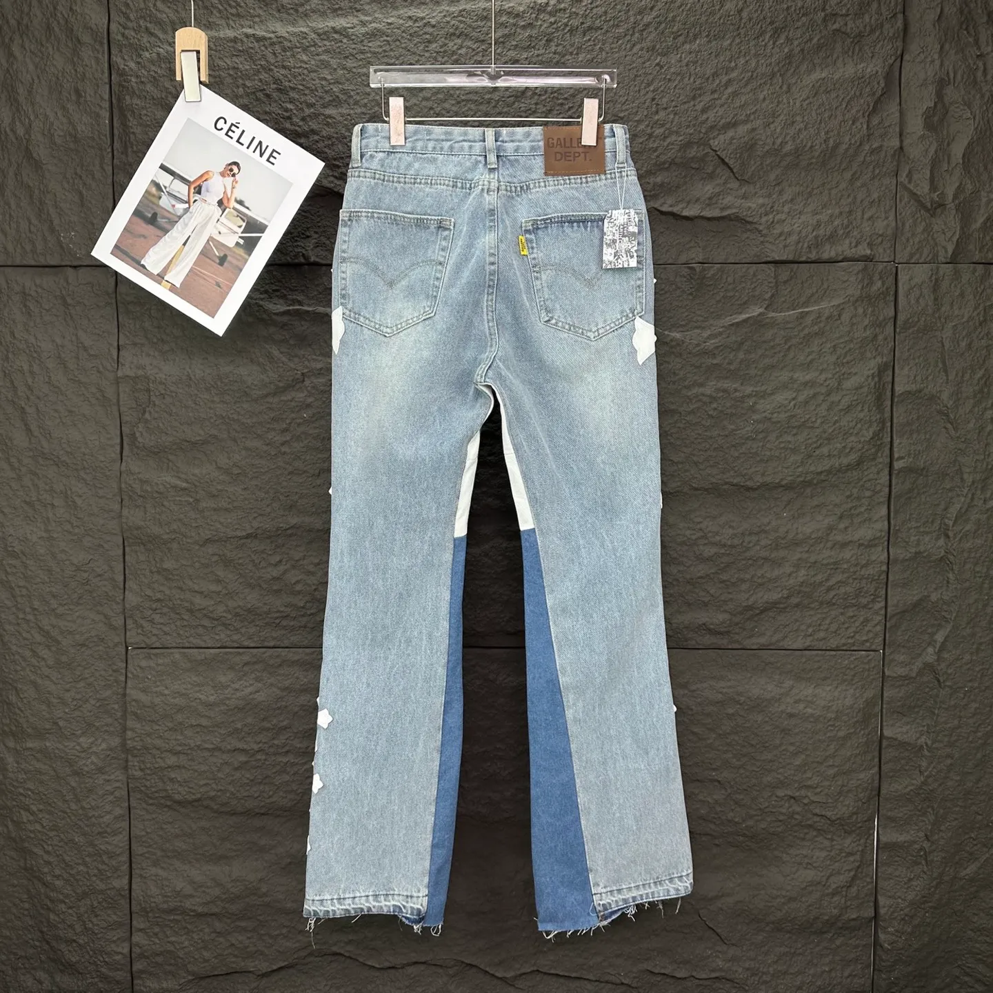 P290 GALLERY DEPT. Co-branded 2025 new multi-stitched cross patch leather couple style loose washed flared jeans 🔥High version🔥High version🔥 Top ceiling quality Styles with different washed textures are very friendly to people with thin legs and thick legs. The straight version is very flattering to the leg shape. Moderate length that never goes out of style, easy to match with casually, basic styling for various styles, a must-have in the wardrobe! The fabric is stiff but also makes the upper body soft without losing texture. The washing process is even more perfect. It is a must-have item for everyone! ! ! Washed wheat, hang tag, pants label, complete with three labels Color: light blue Size: 28, 30, 32, 34, 36 (five sizes)